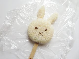 5、兔子趣味便当,将揉好型的米饭拼成一个兔子头部,贴上眼睛、嘴巴
