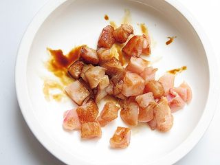 8、兔子趣味便当,鸡胸肉切成块,加入少量盐和酱油腌渍下,口感会很嫩滑