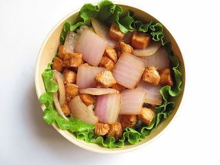 11、兔子趣味便当,将炒好的菜装入便当盒,并平铺开