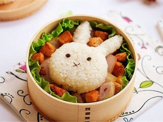 14、兔子趣味便当,这样的便当看起来是不是让人心情都是美美的?