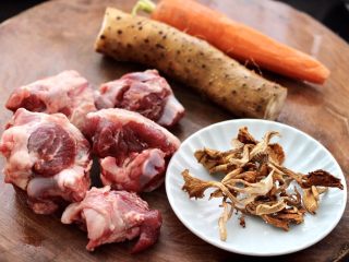 1、榛蘑山药筒骨煲,首先备齐所有的食材，筒骨用刀剁成大块，我是在买骨头的时候，让卖家给剁块的。