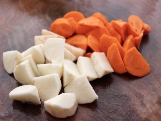 2、榛蘑山药筒骨煲,把胡萝卜和山药，去皮后洗净切成滚刀块。