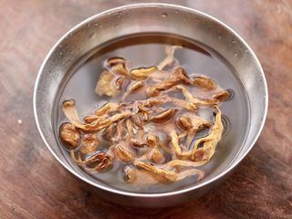 3、榛蘑山药筒骨煲,榛蘑反复冲洗干净后，用温水浸泡半小时，浸泡榛蘑的水不要倒掉，留着煲汤用。