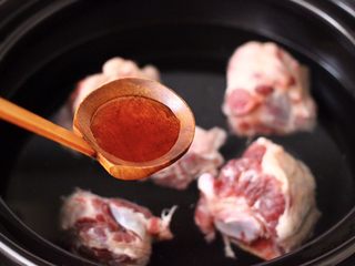 4、榛蘑山药筒骨煲,砂锅里加入适量的清水，把筒骨洗净放入砂锅里，加入料酒。