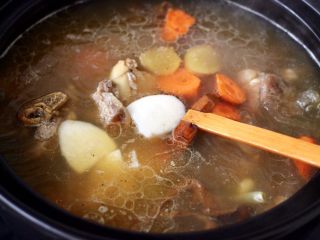 8、榛蘑山药筒骨煲,这个时候加入切块的山药和胡萝卜。