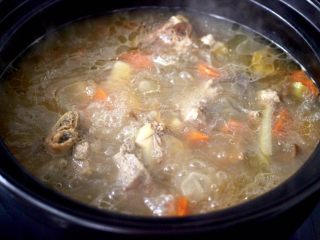 9、榛蘑山药筒骨煲,大火烧开继续用中火炖煮20分钟。