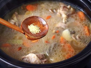 11、榛蘑山药筒骨煲,再加入鸡精增加口感。