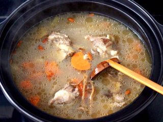 12、榛蘑山药筒骨煲,大火煮沸，撒上少许枸杞即可关火。