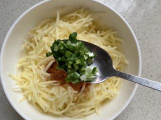 4、土豆丝饼,2勺葱花