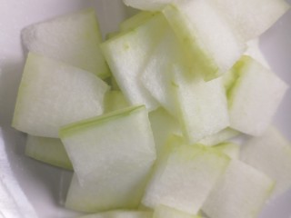 5、冬瓜蛤蜊汤,将冬瓜切成薄片