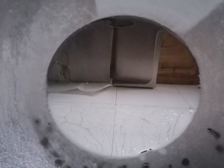 6、冬瓜蛤蜊汤,锅内放油烧热