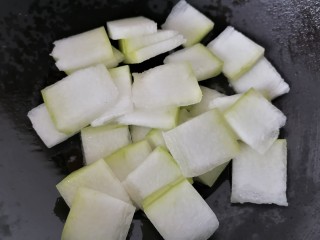 7、冬瓜蛤蜊汤,将冬瓜放入锅内翻炒