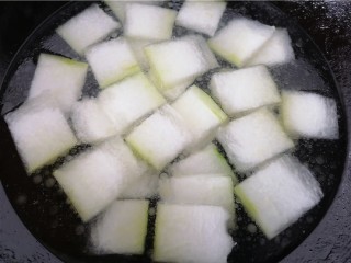 8、冬瓜蛤蜊汤,放入适量水