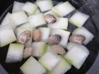 9、冬瓜蛤蜊汤,放入蛤蜊一起煮