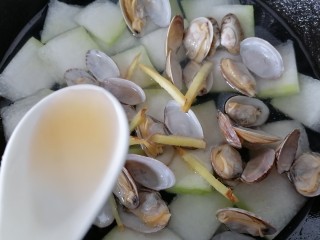 11、冬瓜蛤蜊汤,加入适量黄酒