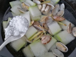 12、冬瓜蛤蜊汤,加入一勺盐调味
