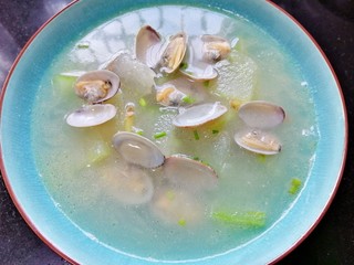 14、冬瓜蛤蜊汤,装入容器撒上葱花
