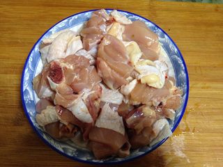1、麻辣仔鸡,仔鸡洗净切小块备用