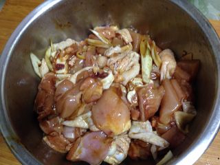 4、麻辣仔鸡,抓匀加盖腌制20分钟