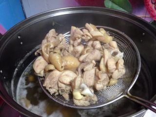 9、麻辣仔鸡,开锅捞出控水备用（捡出里面的葱、姜、蒜不要）