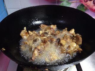 12、麻辣仔鸡,油加温至八成热，倒入鸡块复炸