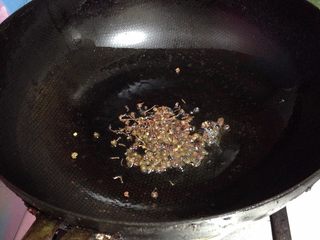 14、麻辣仔鸡,锅内留底油下入花椒和麻椒