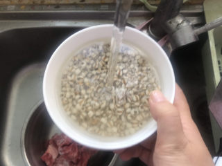 1、冬瓜薏米汤,薏米反复清洗干净