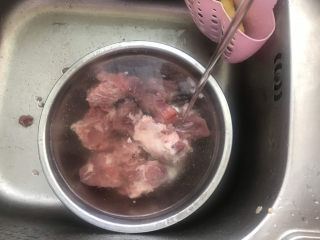 3、冬瓜薏米汤,排骨清洗干净