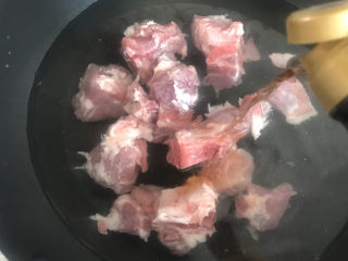 4、冬瓜薏米汤,冷水下锅，加入适量的料酒，煮出血末