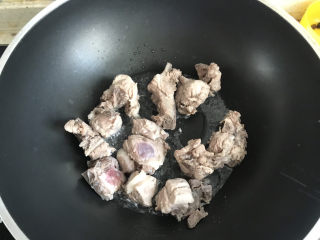 7、冬瓜薏米汤,起锅热油，下入排骨，小火煎