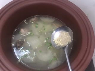 17、冬瓜薏米汤,加入适量的盐，白胡椒粉，鸡精，搅拌均匀即可出锅