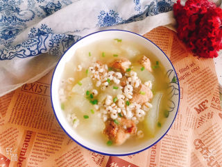 18、冬瓜薏米汤,盛入碗中