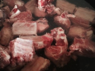 1、红烧猪小排,猪小排改刀切段，凉水下锅，加入料酒去腥，