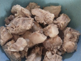 3、红烧猪小排,将焯好的猪小排盛出，凉水过凉，控干水分。