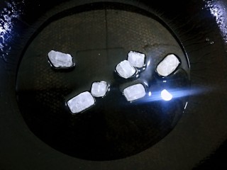 4、红烧猪小排,起锅热油，小火放入冰糖，小火炒至焦糖色。