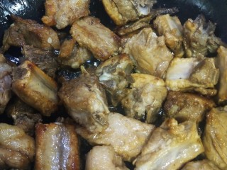 5、红烧猪小排,放入猪小排，翻炒至两面金黄，放入开水，水没过猪小排。