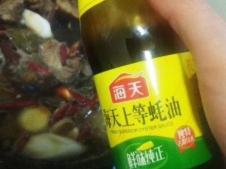 8、红烧猪小排,加入一大勺耗油