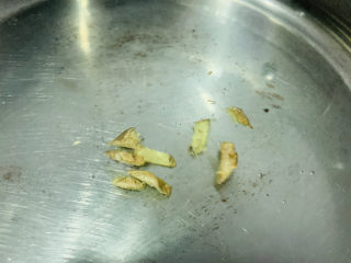 4、排骨冬瓜汤,加姜丝