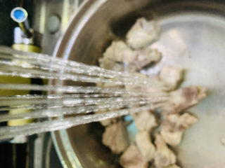 10、排骨冬瓜汤,捞起，再用清水冲洗干净