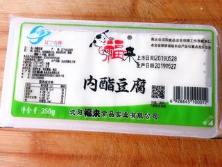 1、蟹黄豆腐,准备一块内脂豆腐