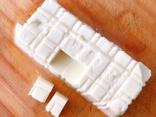 2、蟹黄豆腐,切成小块