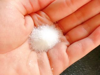 3、蟹黄豆腐,锅里加水烧开,放入盐