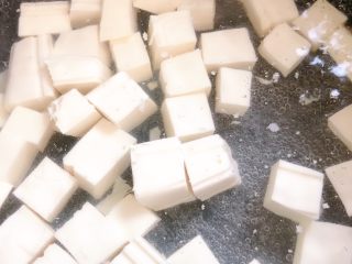 4、蟹黄豆腐,加入豆腐焯一下捞出备用