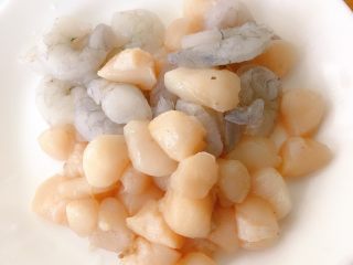 5、蟹黄豆腐,准备虾仁跟鲜贝丁