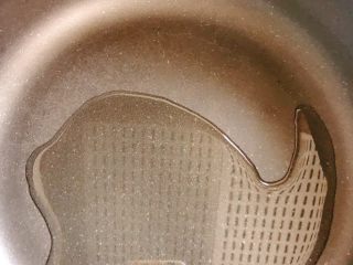 6、蟹黄豆腐,锅里倒油