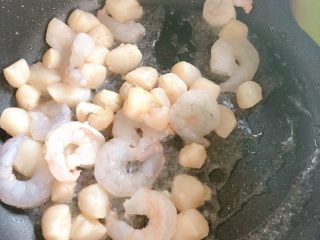 7、蟹黄豆腐,下入虾仁跟鲜贝丁翻炒