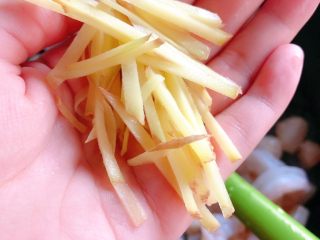 8、蟹黄豆腐,加入姜丝一起翻炒