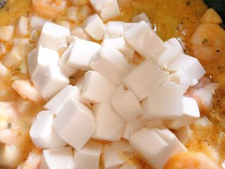 11、蟹黄豆腐,加入豆腐