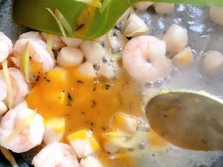 10、蟹黄豆腐,加入蛋黄酱,我之前做的蛋黄酱,前面有些菜谱,也可以直接用咸蛋黄蒸熟碾碎了炒