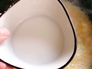 14、蟹黄豆腐,看汤汁收了差不多了,我们就用水淀粉勾芡,我用的玉米淀粉加一点水